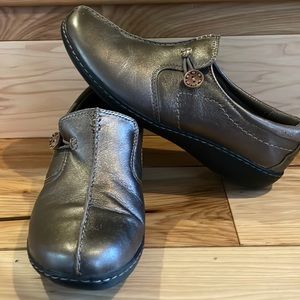 Clarks Shoes Women’s Size 9 1/2 M Bronze Slip On Flats Side Button